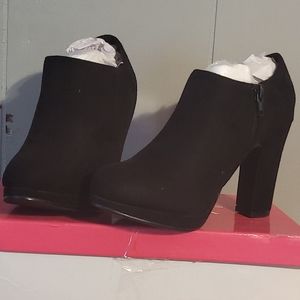 Size 6 black heeled boots